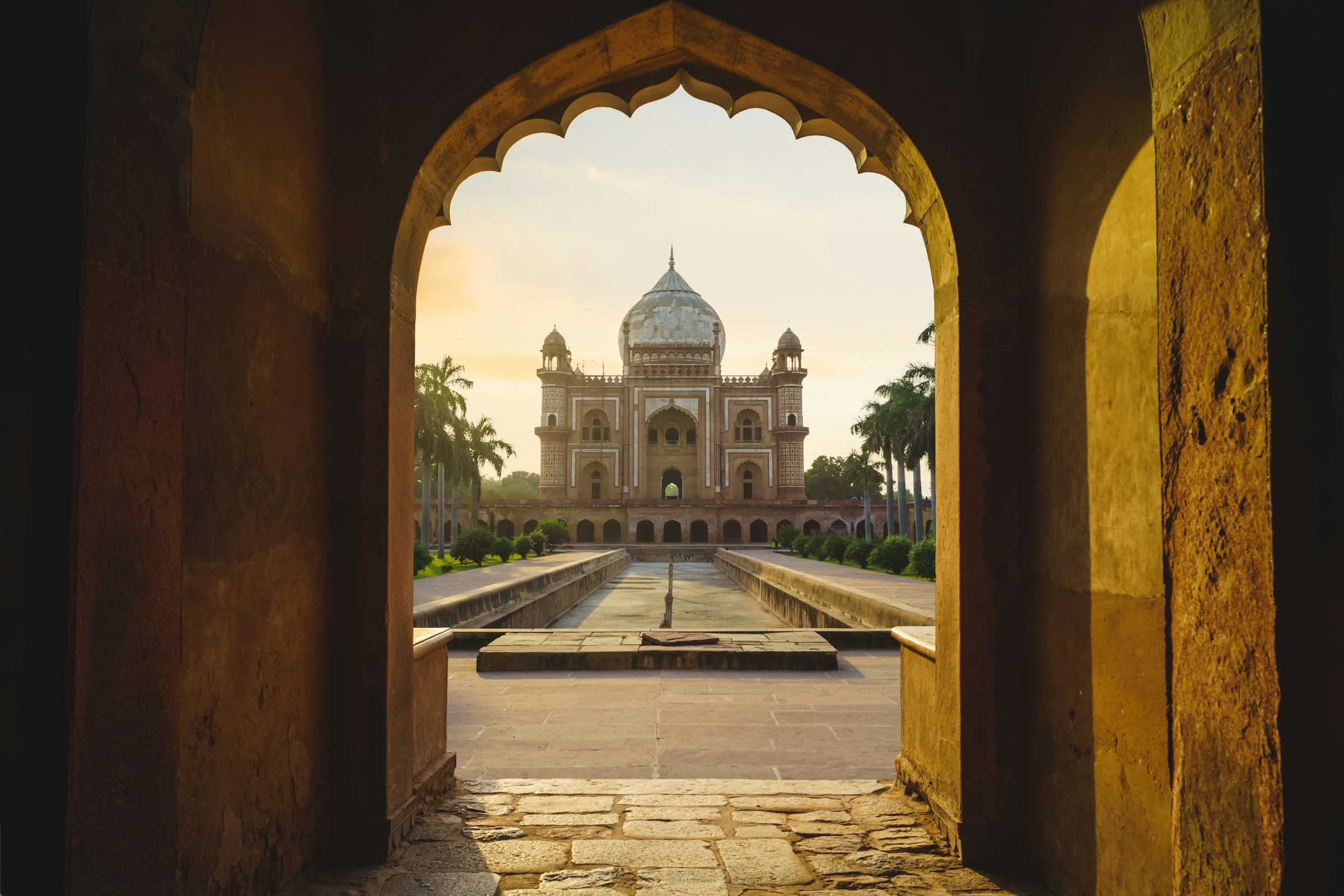 Vue depuis l'entrée sur le tombeau de Safdar Jung, mausolée à Delhi